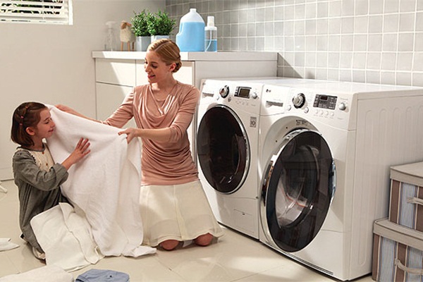 Vệ sinh máy giặt định kỳ sẽ giúp loại bỏ mùi hôi có trong máy giặt và giúp quần áo luôn thơm ngát sau khi giặt xong