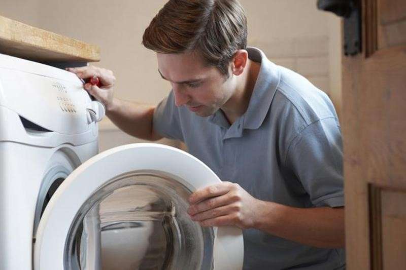 Kiểm tra nắp máy giặt xem có đang bị trục trặc hay bị kẹt dị vật để tránh tình trạng máy giặt không xả nước