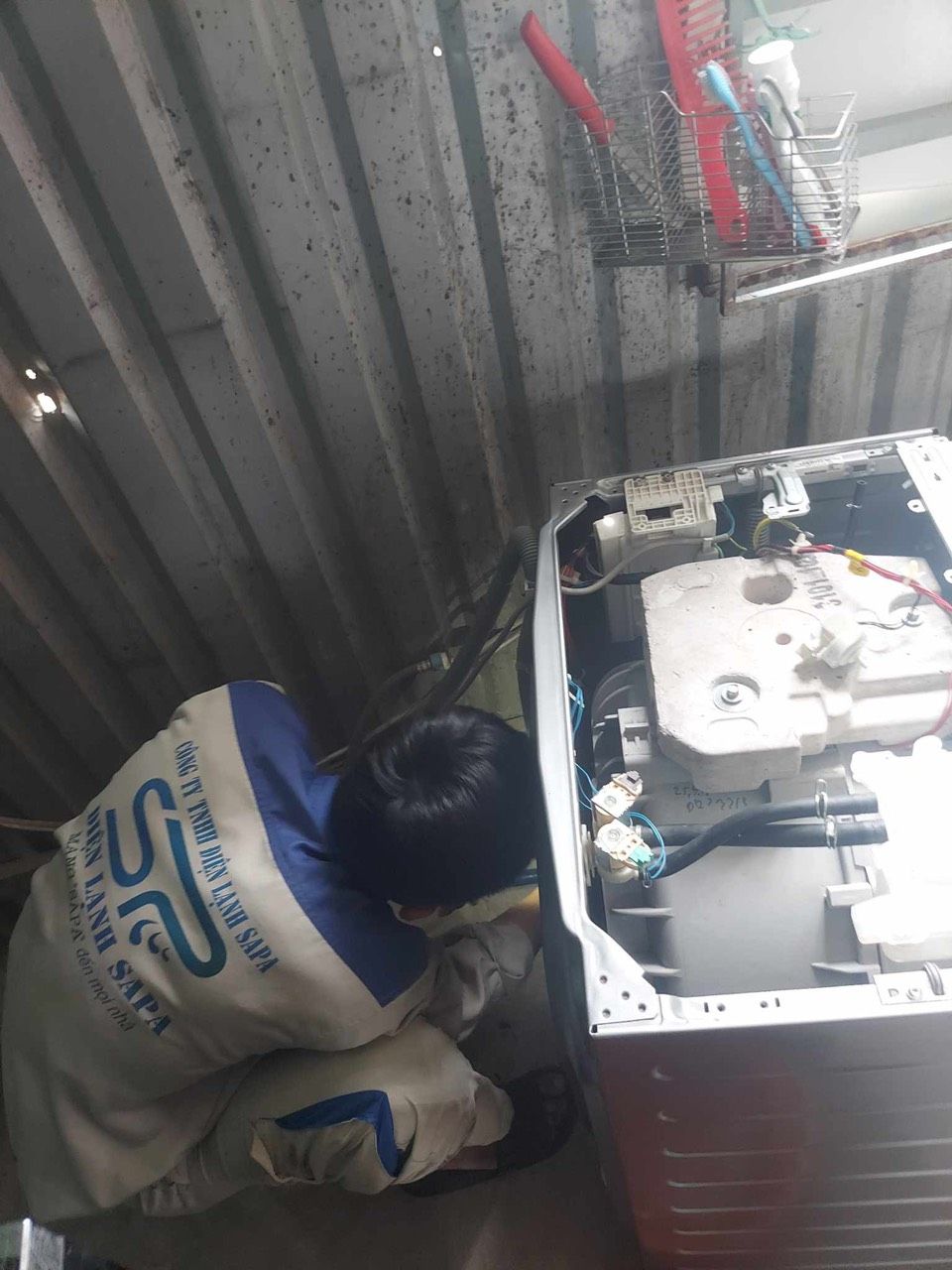 Khách hàng hoàn toàn yên tâm với đội ngũ nhân viên kỹ thuật dày dặn kinh nghiệm trong lĩnh vực sửa chữa máy giặt tại nhà