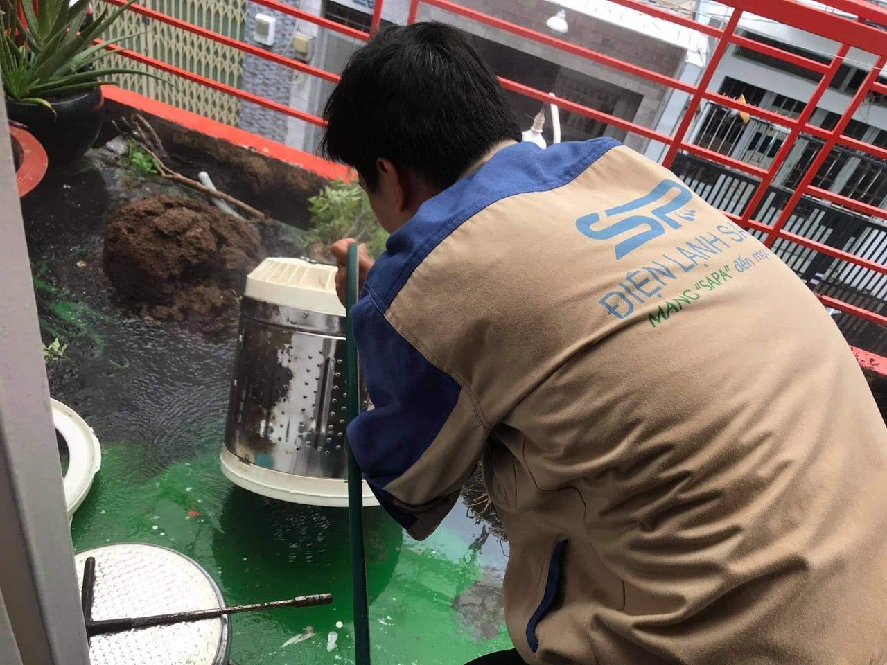 Kỹ thuật viên dày dặn kinh nghiệm của Điện Lạnh Sapa sẽ vệ sinh máy giặt tại nhà quận Phú Nhuận nhanh chóng mà vẫn đảm bảo độ sạch cho máy