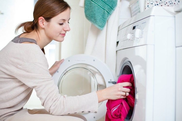 Bạn nên phân loại quần áo trước khi đưa vào máy giặt