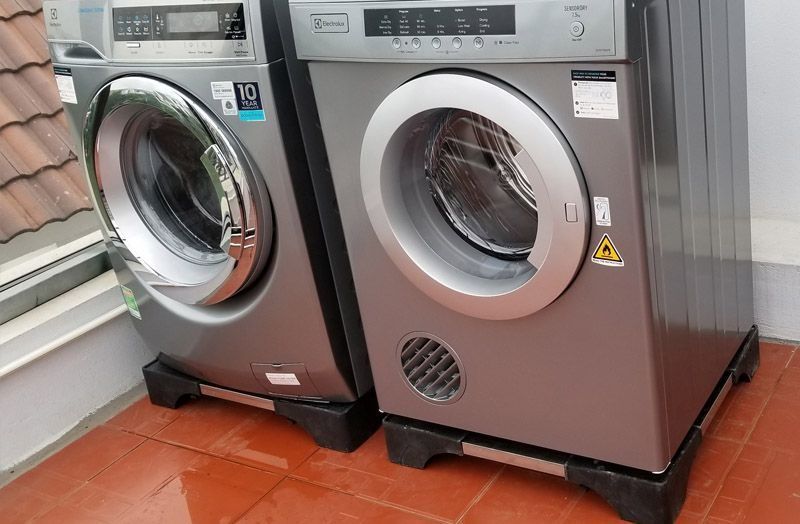 Sử dụng chân đế máy giặt là cách tối ưu để bảo vệ máy khỏi nước và các tác nhân khác, giúp máy giặt hoạt động êm ái và bền bỉ