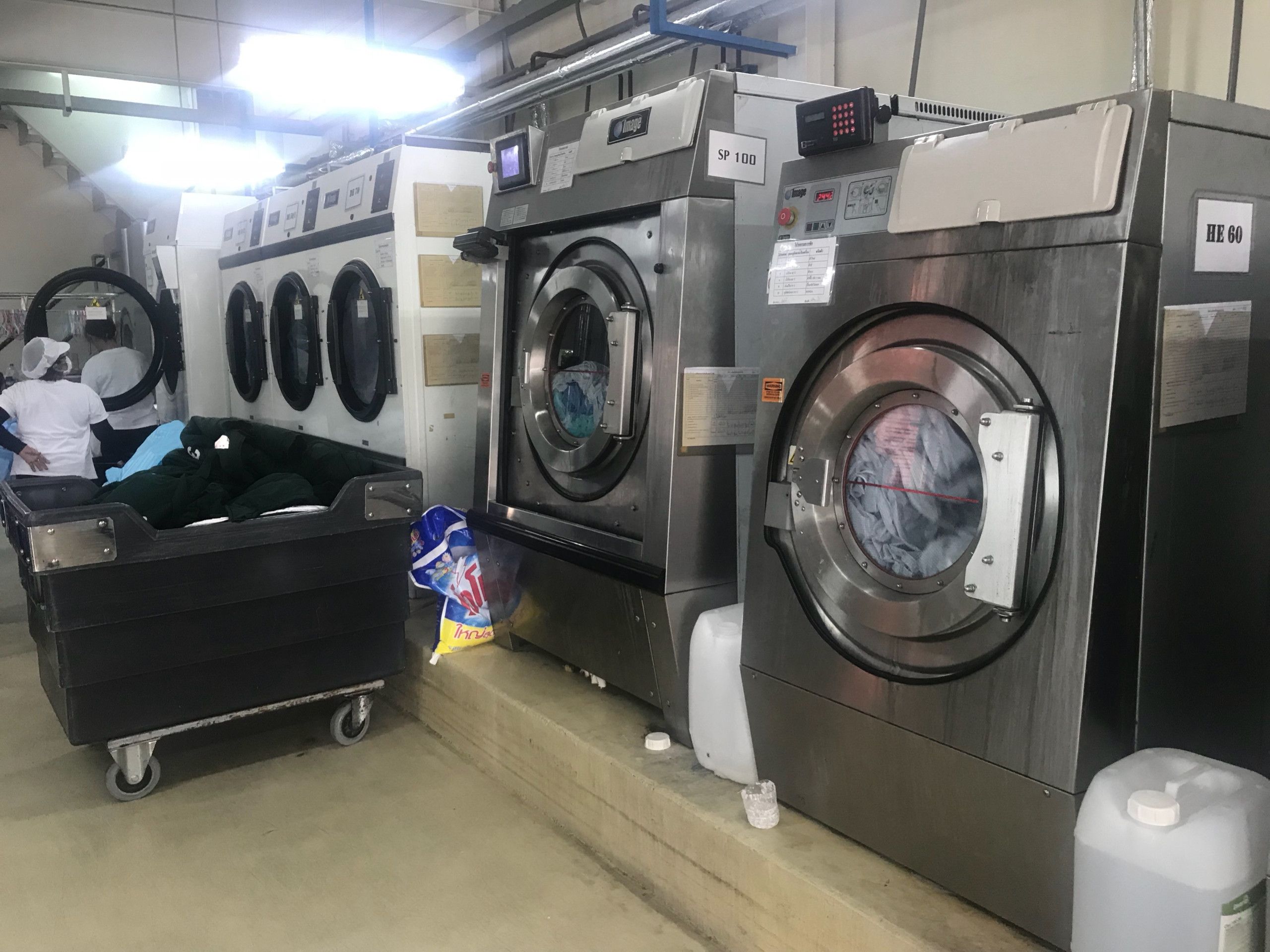Sửa máy giặt công nghiệp sử dụng với công suất lớn tốn nhiều thời gian và chi phí