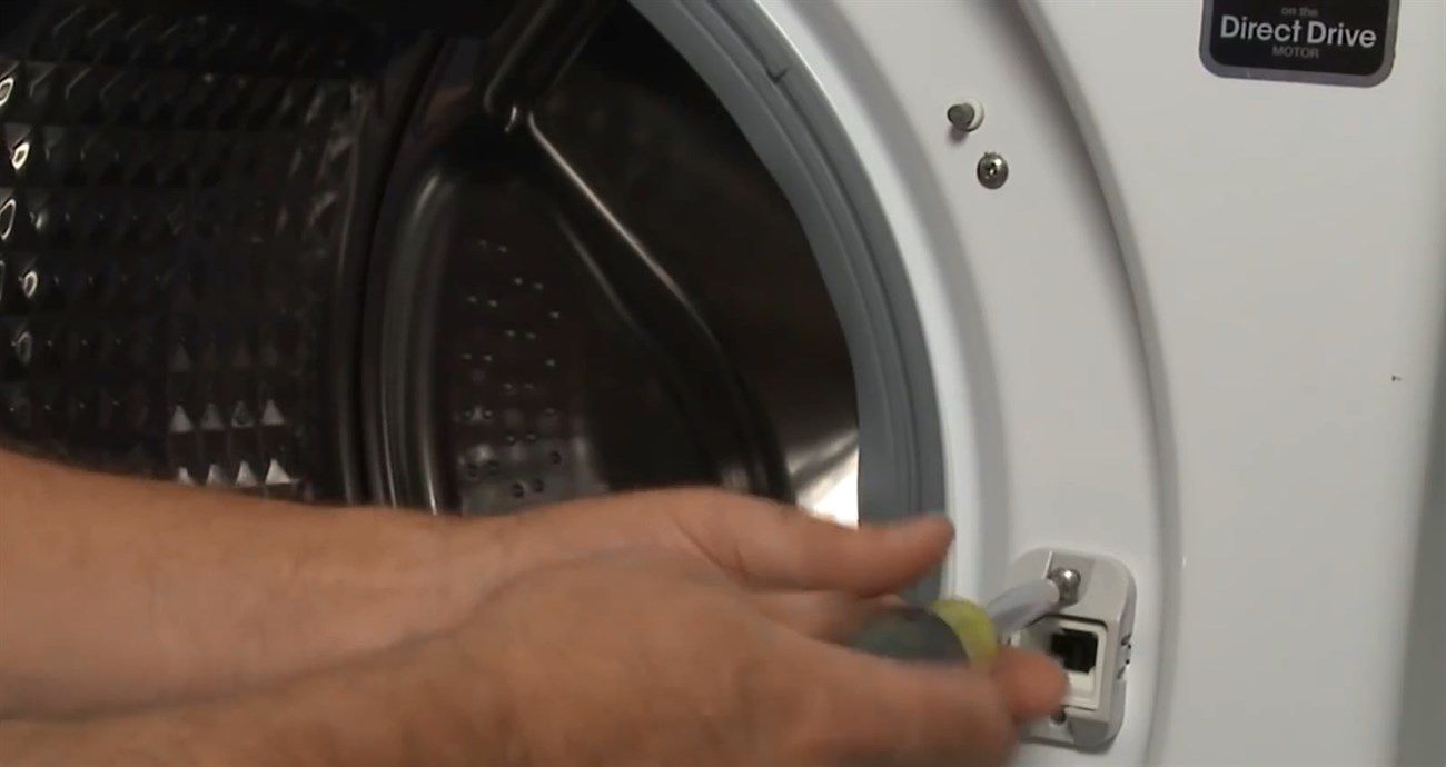 Máy giặt thường gặp phải vấn đề không mở được cửa, nếu không khắc phục được thì hãy gọi ngay Điện Lạnh Sapa để được sửa chữa kịp thời