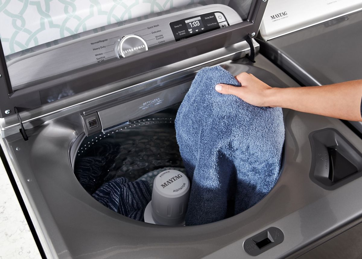 Kiểm tra quần áo trước khi giặt giúp hạn chế hư hỏng máy