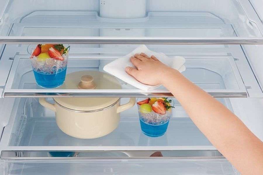 Vệ sinh tủ lạnh định kì sạch sẽ hạn chế tình trạng gây chảy nước