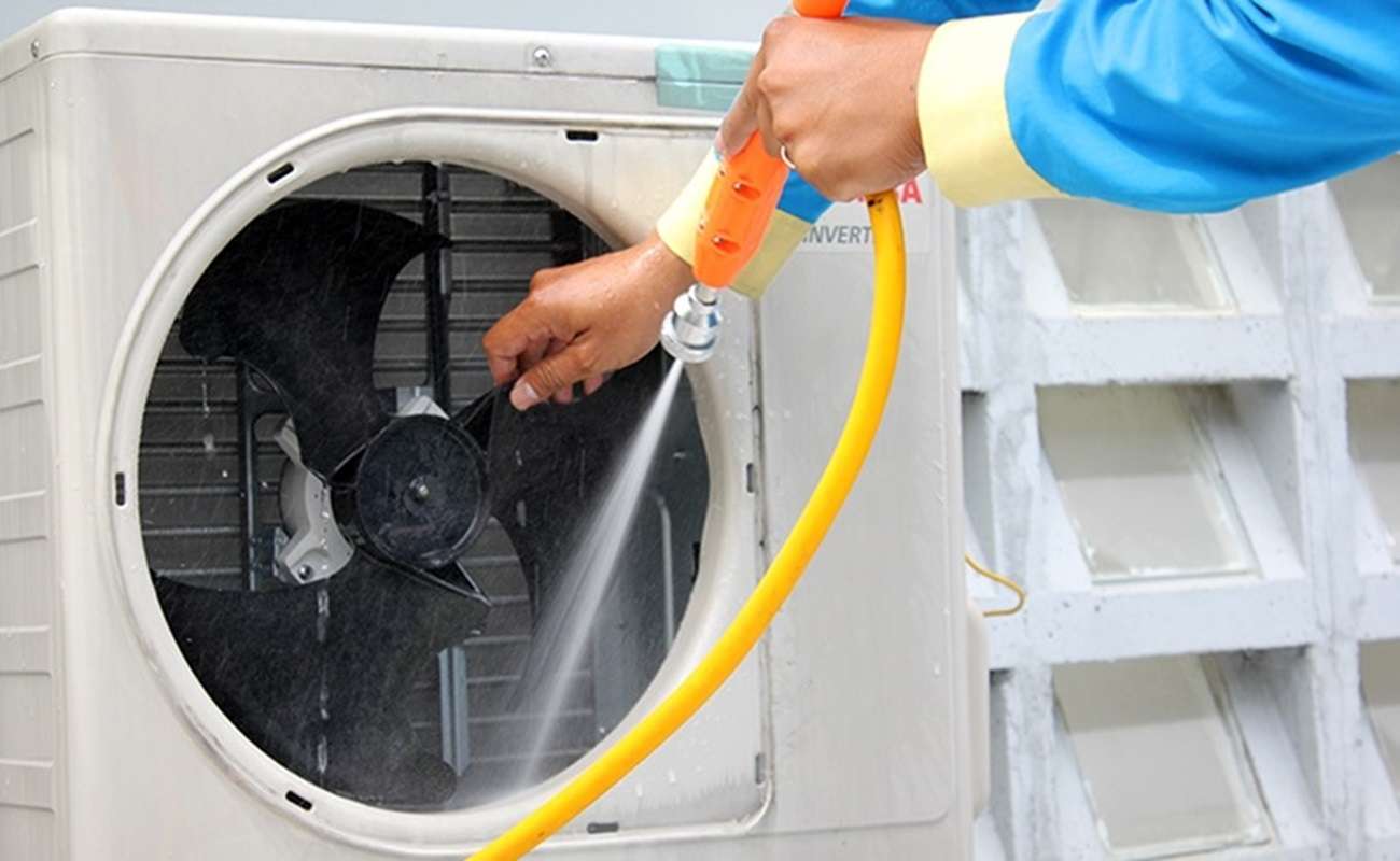 Bước tiếp theo trong cách vệ sinh cục nóng máy lạnh tiêu chuẩn chính là làm sạch