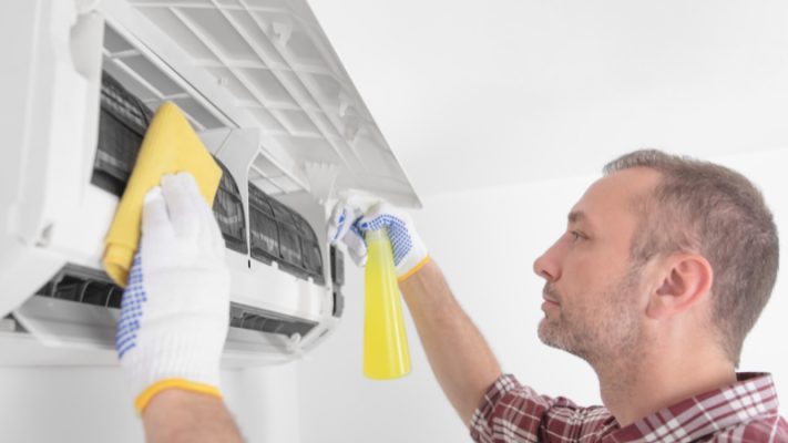 Hướng dẫn dùng dung dịch vệ sinh máy lạnh đúng cách, hiệu quả ngay tại nhà 